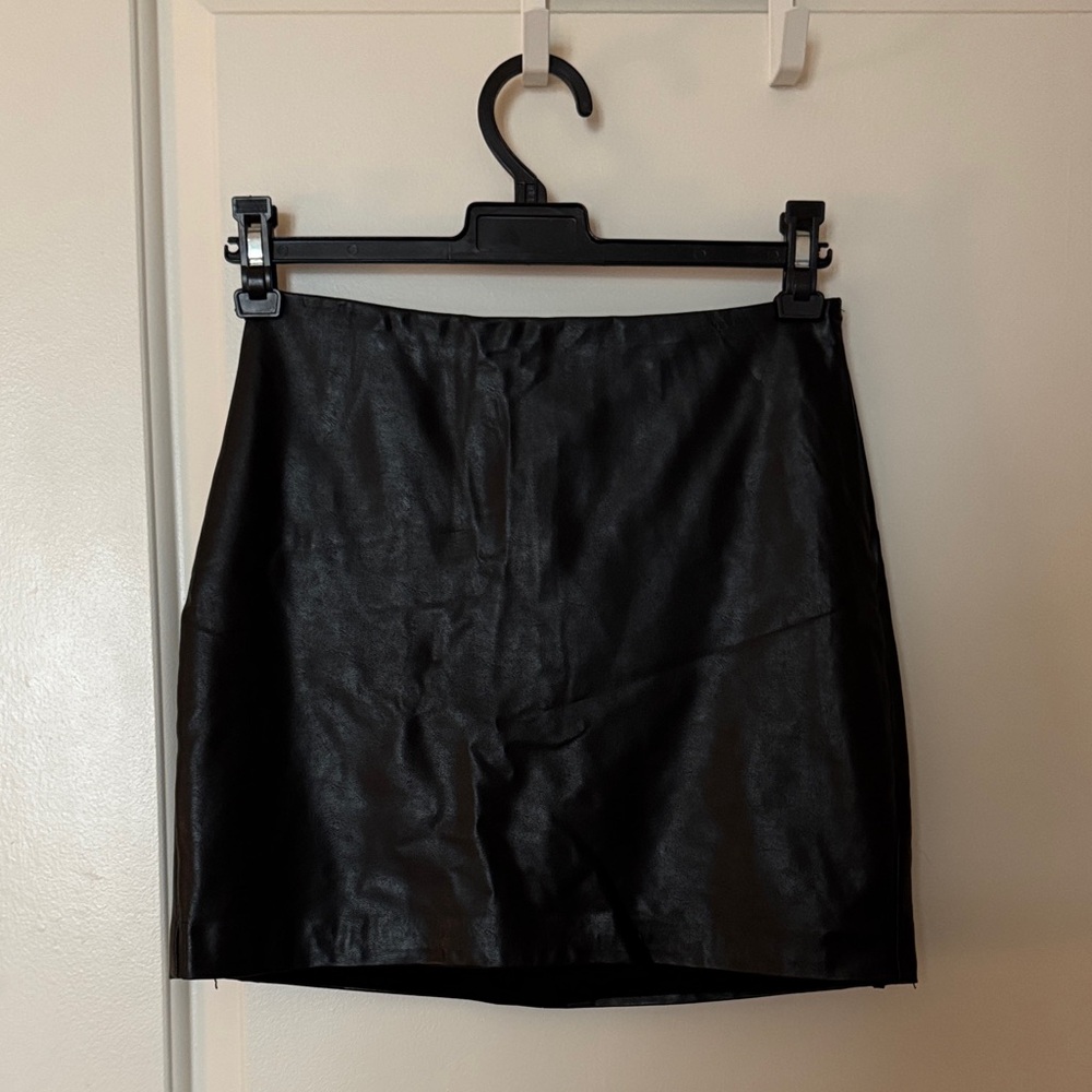Aritzia Wilfred Black Faux Leather Mini Skirt Size 0